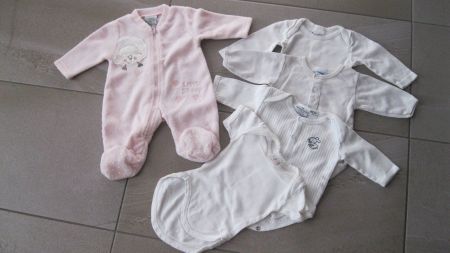 pyjama + 4 boddys taille 50/56