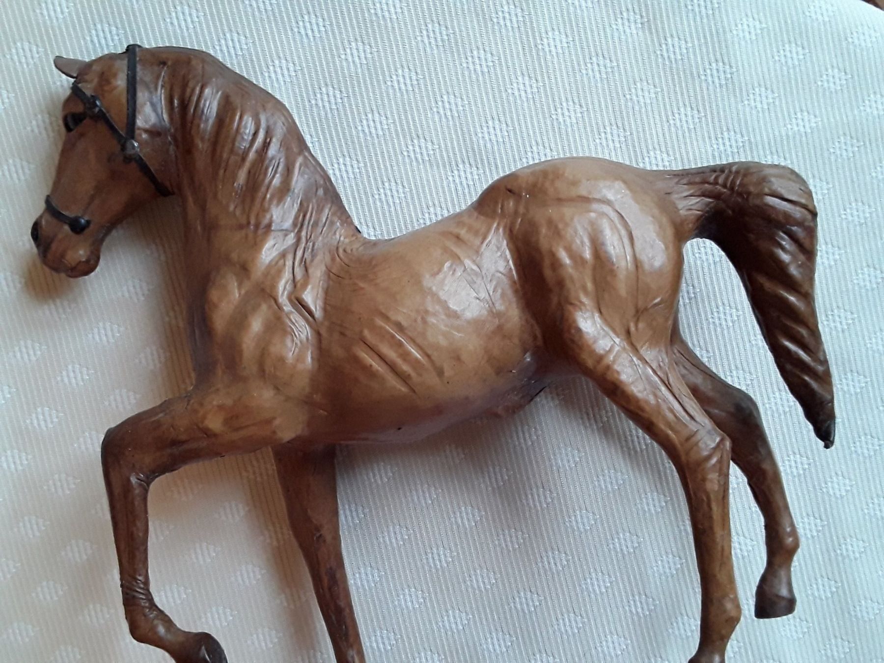 Statuette: Grosse Pferdefigur Antik Leder – Usato da Zürich venduto da helsan