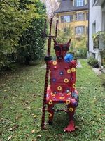 Original Thonet Sessel verwandelt in Teufel aus Papiermachée