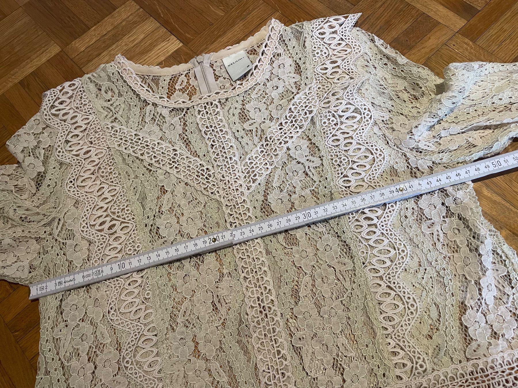 Only Camicette: Studio Only Spitzenbluse Gr. 38 mit Reissverschluss hinten – Usato da Zürich venduto da MrsWollishofen 3