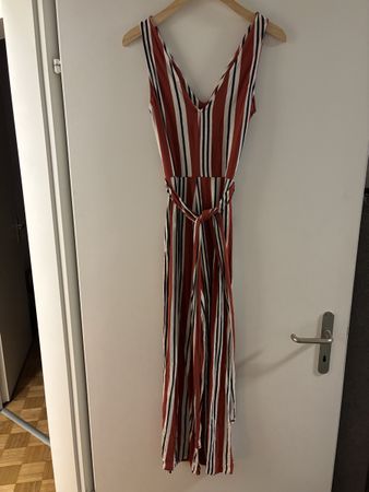 Gestreifter ärmelloser Jumpsuit von Bershka