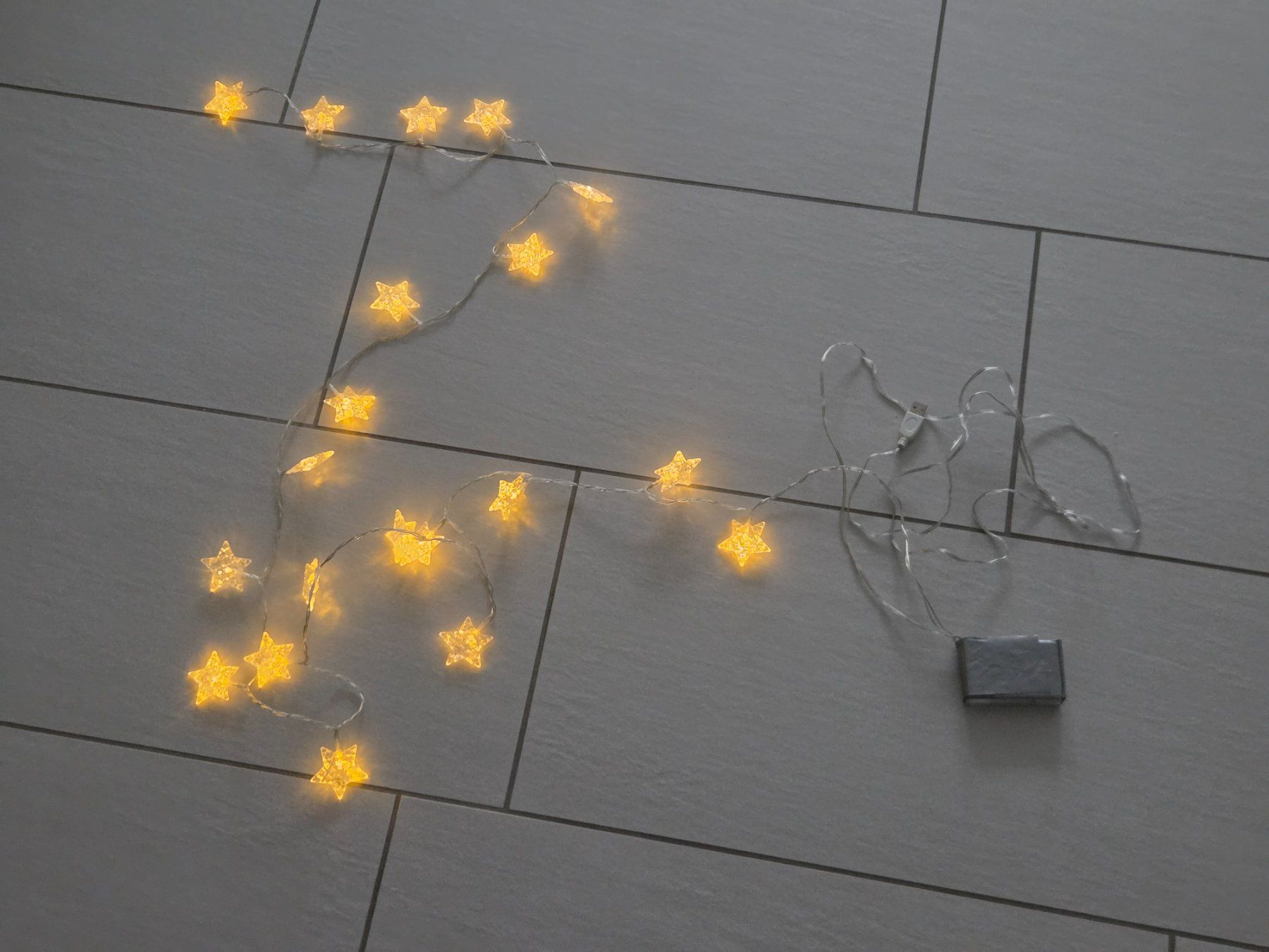 Lichterketten & Leisten: Lichterkette mit Sternen, warmes Licht, USB, Batterie – Gebraucht aus Bülach von DontPushTheButton