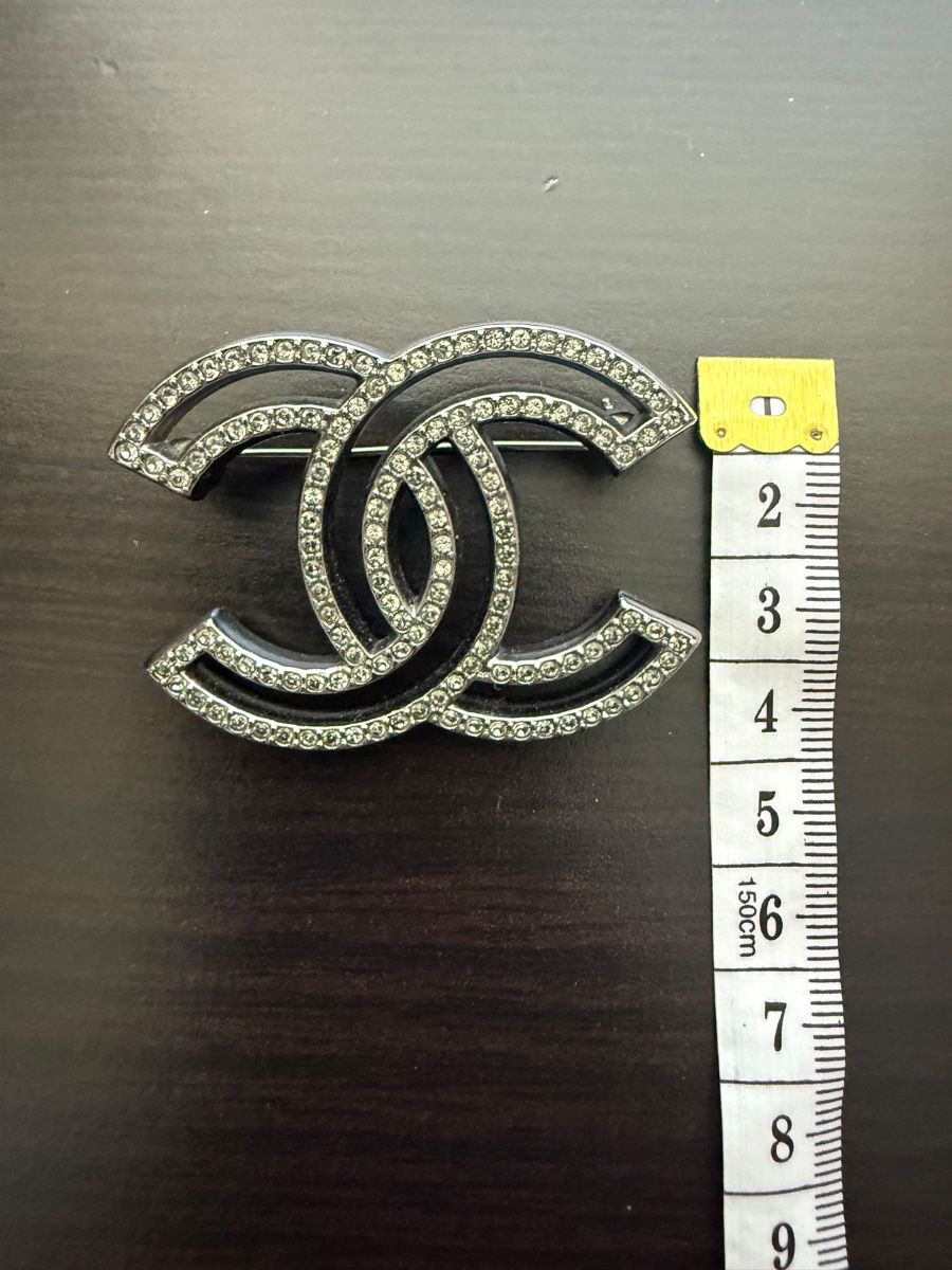 Chanel Spille & Fermagli: CC Broche Strass Silberfarben Schickes Accessoire Damen – Usato da Othmarsingen venduto da Paucaverba 2