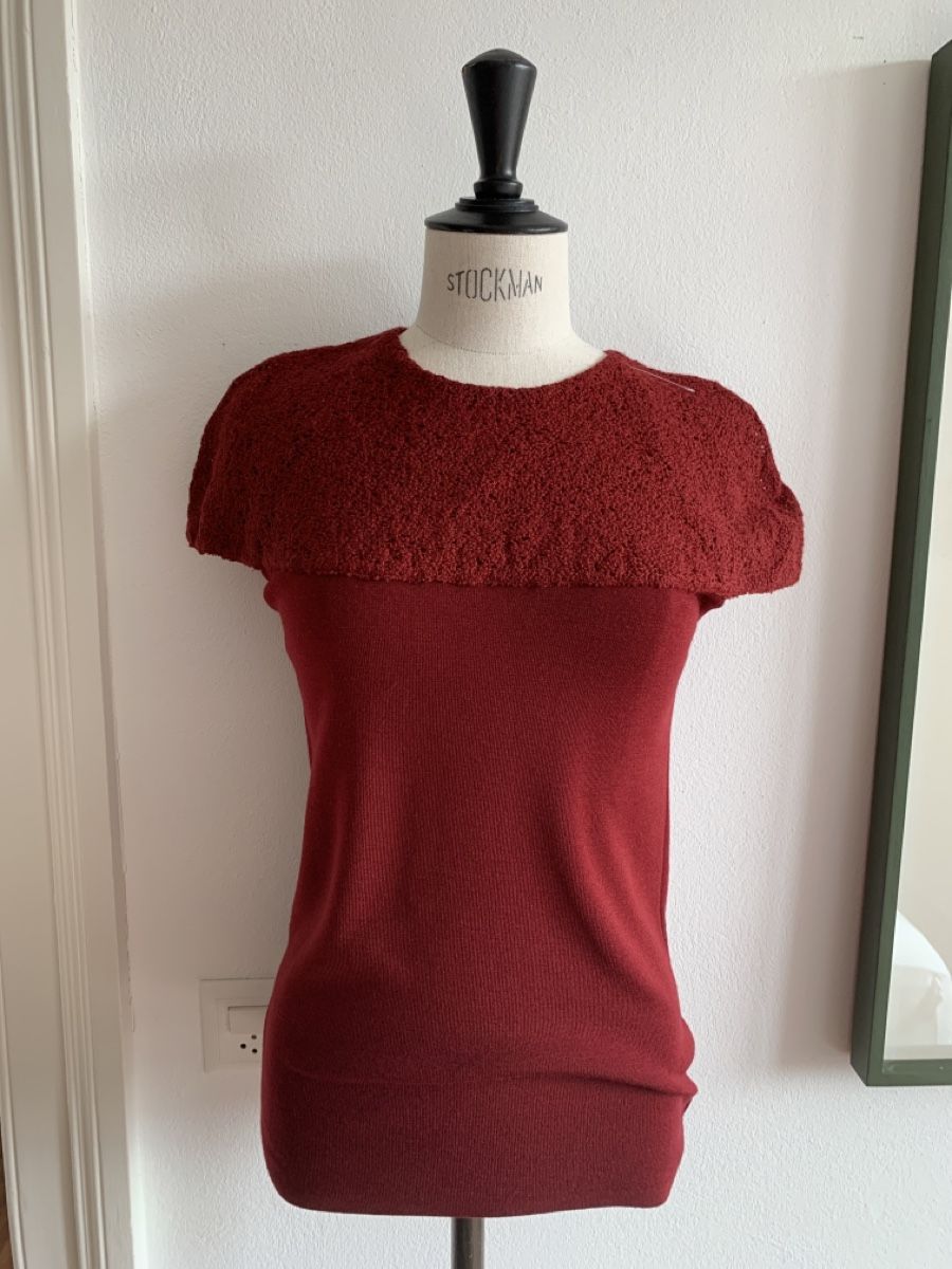 Akris Maglioni & Felpe: AKRIS: Exklusiver bordeauxroter Pullover mit Stickerei, 38 – Nuovo (secondo la descrizione) da Luzern venduto da designluzern 1