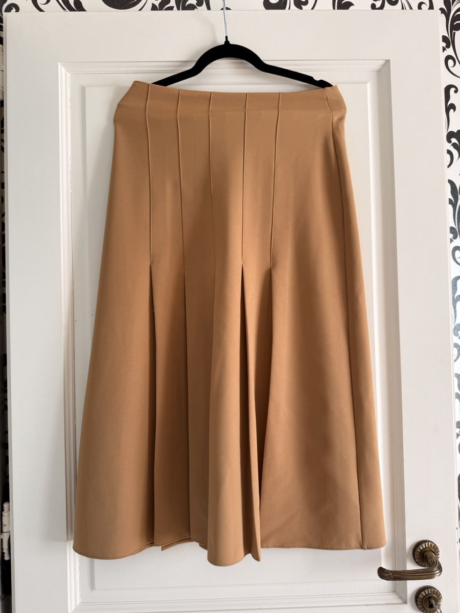 Röcke: Beige Pleated Skirt – Gebraucht aus Corsier-sur-Vevey von Kristina.Nova 1