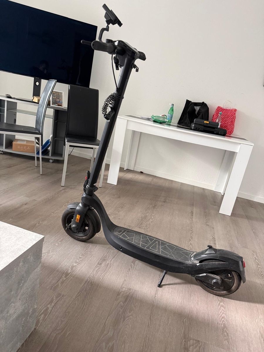 Scooters: Elektroscooter vmax – Gebraucht aus Hinwil von Hegene5