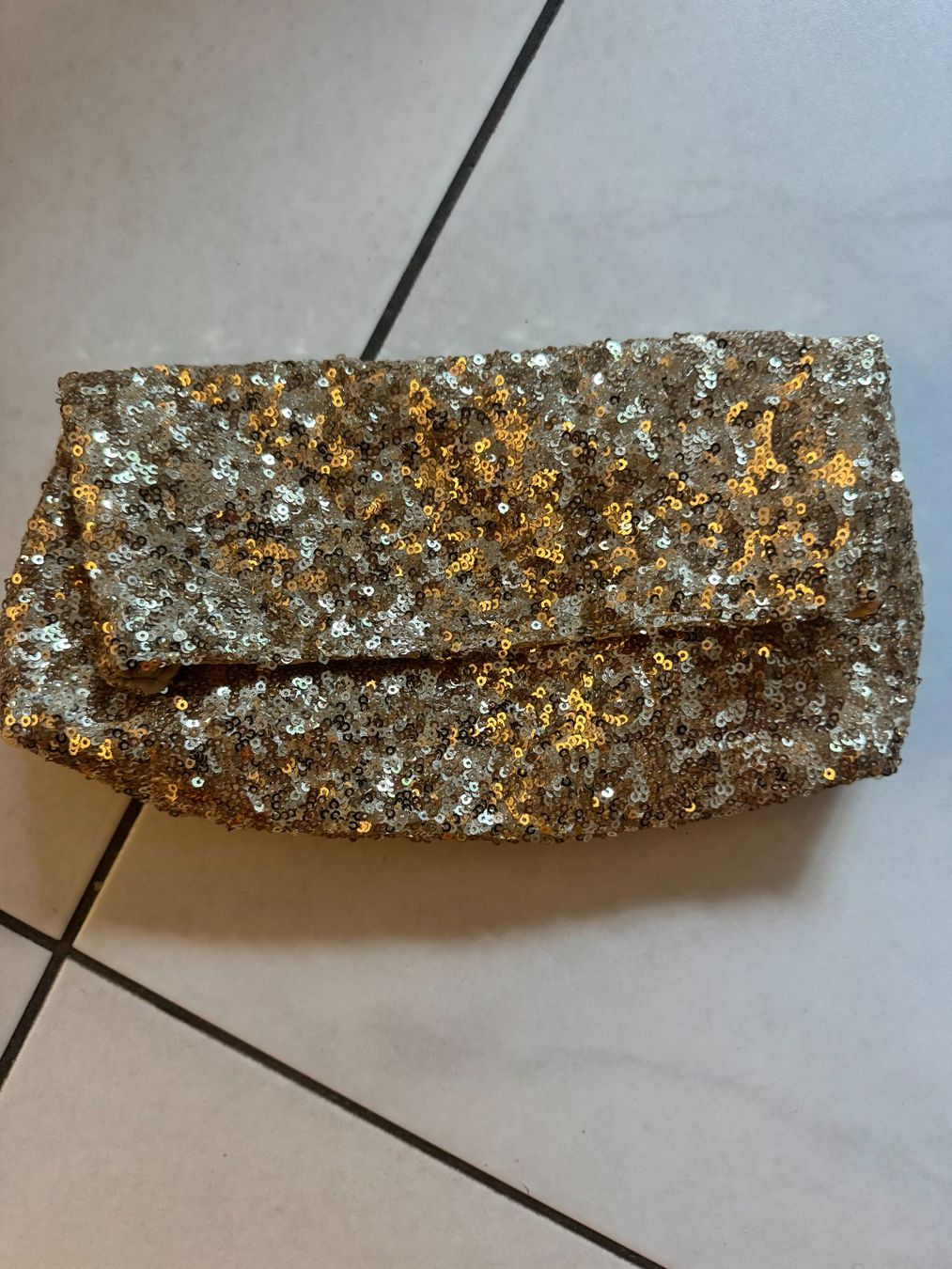 Borse da donna: Goldene Pailetten Clutch – Usato da Maienfeld venduto da Fashion_2009