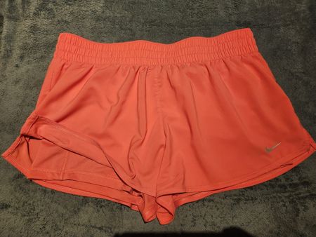 Short Nike corail, idéal pour le sport, Taille XL