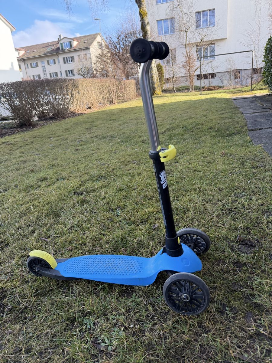 Decathlon Veicoli per bambini: Blauer Kinder-Tretroller 3 Räder von Decathlon – Usato da Oberwangen b. Bern venduto da Ssimon2 3