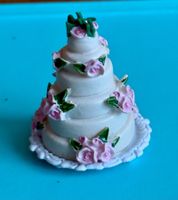 Hochzeitskuchen fürs Puppenhaus Porzellanmasse