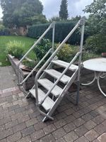 Treppe mit 4 Stufen und stabliem Geländer aus Aluminium