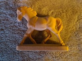 Holzfigur wunderschönes Pferdchen handgeschnitzt, neuwertig