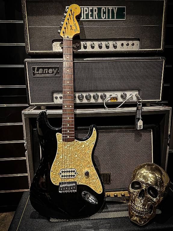 Fender Strumenti musicali: Fender Tom Delonge Stratocaster 2002  Black – Usato da Montreux venduto da Alligator-AMPS 1