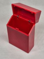Leuchtend rotes Zigarettenetui im ​​Vintage-Stil. Praktisch