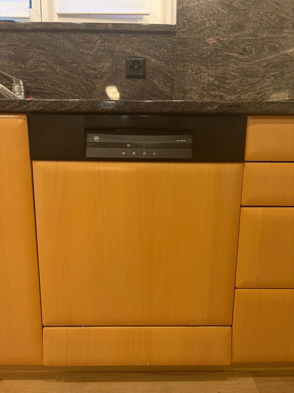 V-Zug Cucine complete: Top Einbauküche mit Geräten, Buche hell, super Zustand! – Usato da Schlieren venduto da gen_96ns 9
