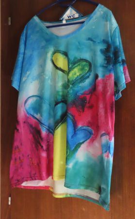 T-shirt multicolore motif cœurs taille XL neuf