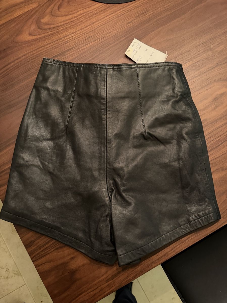 Pantaloni: Damen Leder Shorts schwarz mit Gurte  – Nuovo (secondo la descrizione) da Oberentfelden venduto da Aidan1981 2