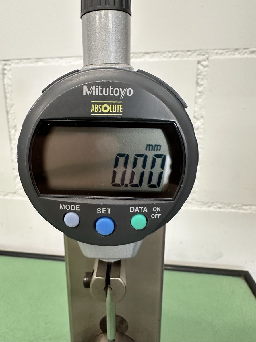 Mitutoyo Misurare: Mitutoyo Digitale Messuhr mit Stativ. – Usato da Aarberg venduto da SNMachines 1