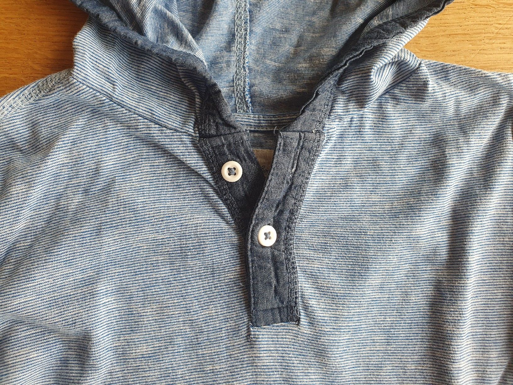 H&M Hemden, T-Shirts & Polos: Shirt mit Kapuze Gr. 122/128 – Gebraucht aus Villars-sur-Glâne von richardette 1
