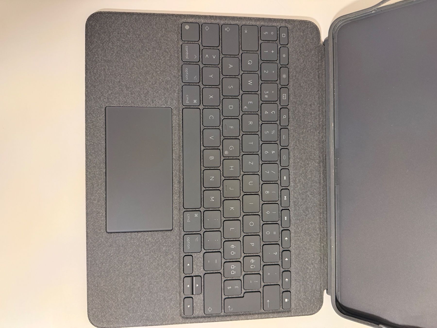 Apple Coques & Sacs: Logitech Combo Touch Keyboard Case for iPad Pro – D'occasion à Genève par ali_5msd 2