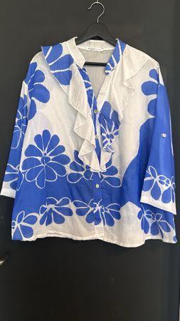 Sommerliche Bluse mit blauem Blumenmuster, Grösse One Size