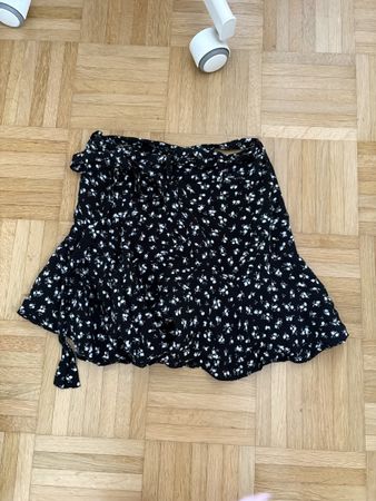 Rock ZARA Blumenmuster schwarz weiss Groesse XS neuwertig