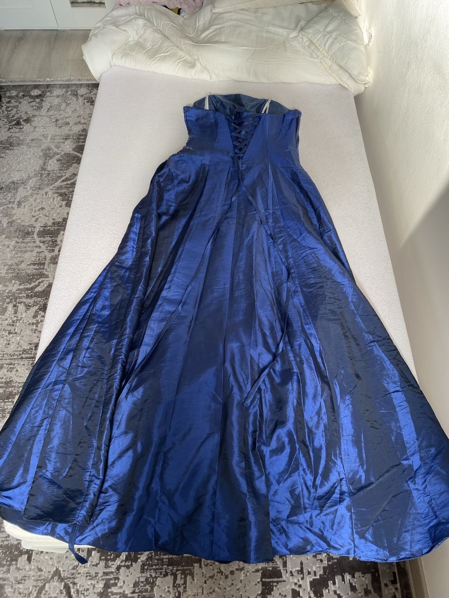 Robes: Robe bleue de bal | Taille M – D'occasion à geneve par cey_5ywd 2