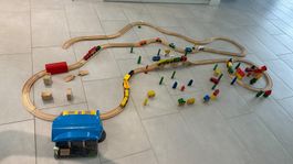 Grose Holzbahn / Eisenbahn-Set aus Holz mit Bahnhof, Brücke,