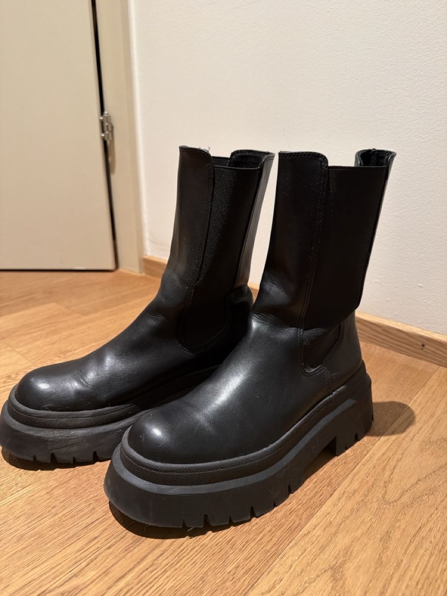 Scarpe da donna: Modern leather boots  – Nuovo (secondo la descrizione) da Hausen AG venduto da nik_9sg2