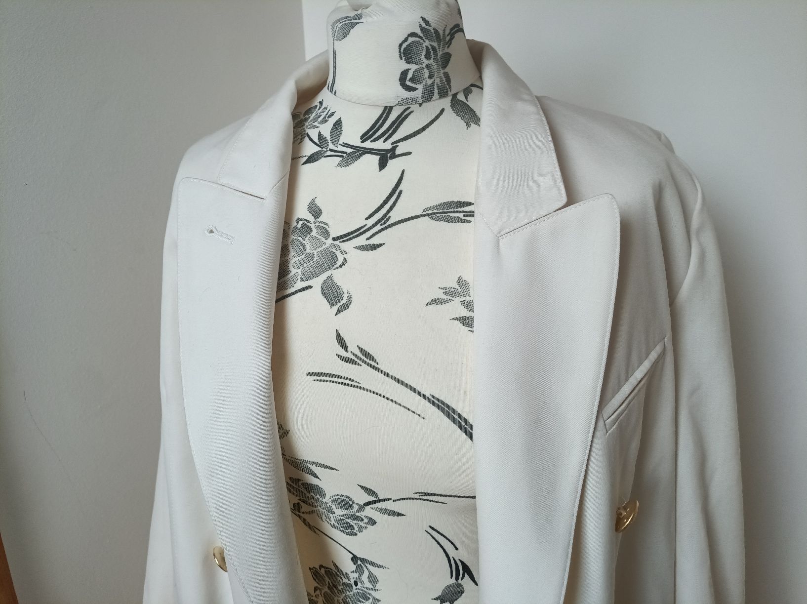 Jacken: Weißer schicker Blazer mit goldenen Knöpfen – Gebraucht aus Peccia von LillyMarie98 3