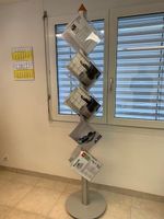 Moderner Prospektständer in Alu-Optik