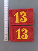 2 Achselnummern 1898, gelbe 13 auf rotem Grund