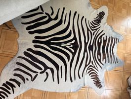 Teppich mit Zebramuster / Kuhfell
