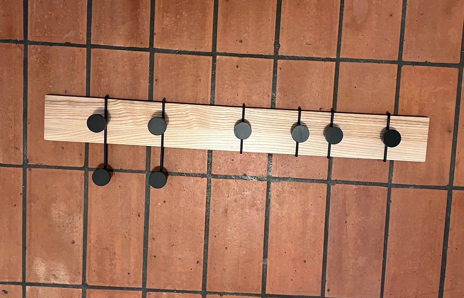 Guardaroba: Garderoben Leiste "STROKES & DOTS" - Esche – Usato da Zürich venduto da inf_mn7x