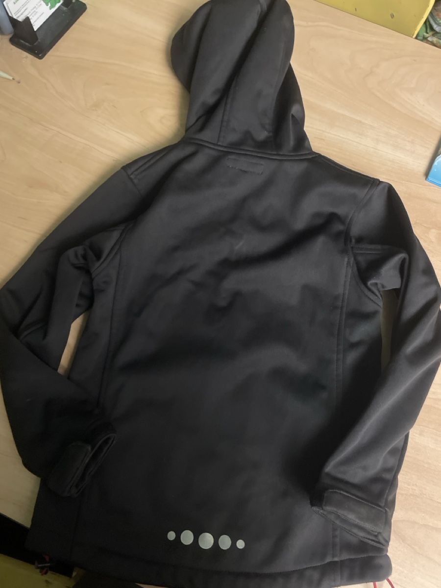 Giacche & Cappotti: Kinder Softshelljacke schwarz rot Kapuze Gr.116  – Usato da Obergerlafingen venduto da cabo4 1