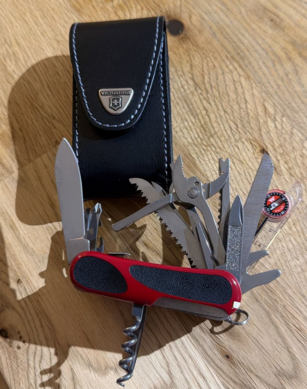 Victorinox Couteaux de poche: VICTORINOX  TASCHENMESSER EVOLUTION  GRIP RED/BLACK MIT ETUI – D'occasion à Zürich par Frei-Occasionen 4