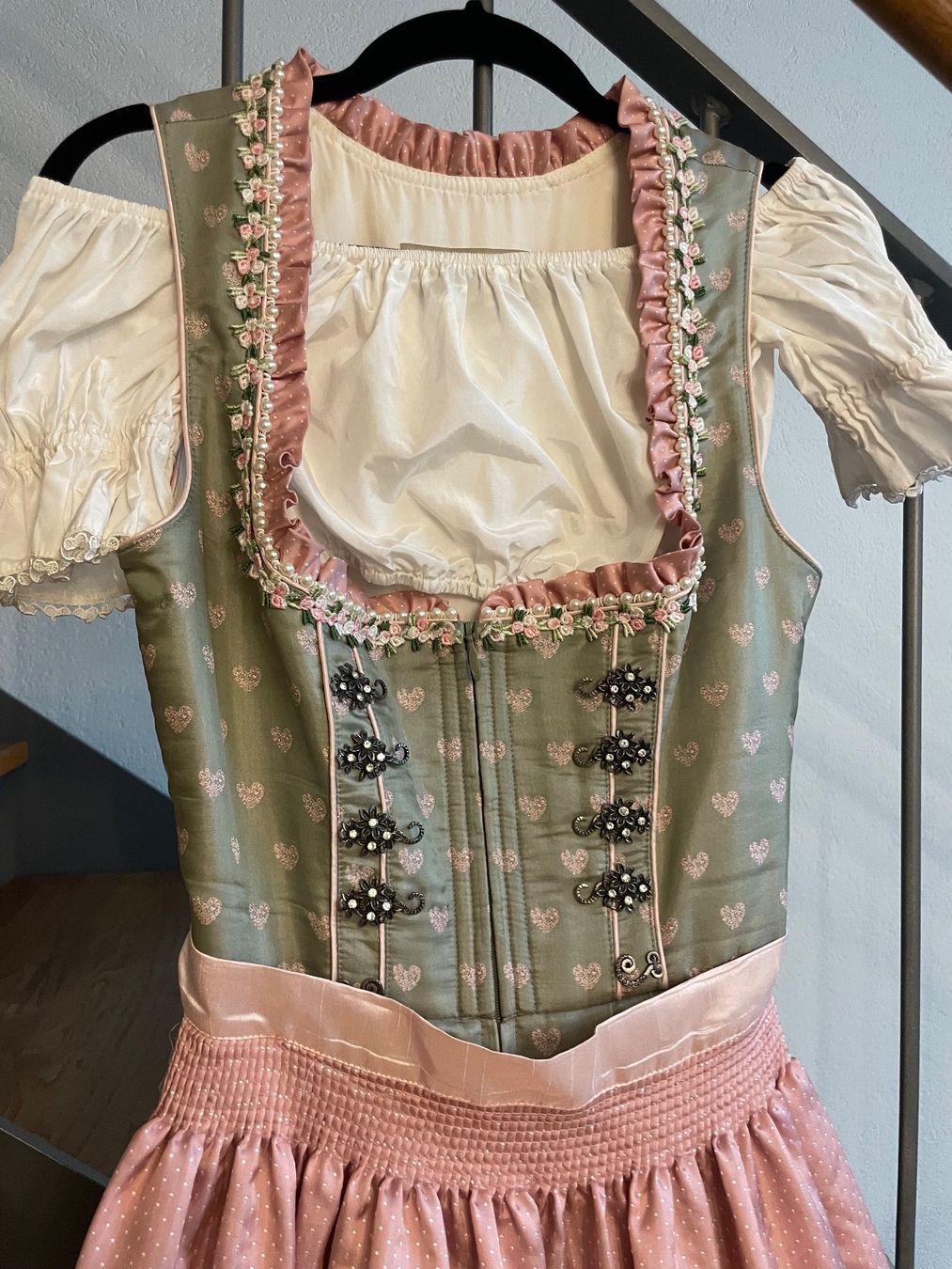 Krüger Kleider: Wunderschönes Krüger Dirndl in Rosa / Hellgrün – Gebraucht aus Zürich von mir_c7h5 2