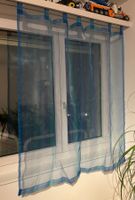 Drei blaue/türkisgrüne, transparente Vorhänge