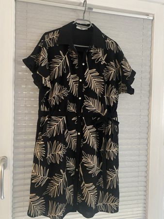 Robe tunique noire avec motifs dorés 