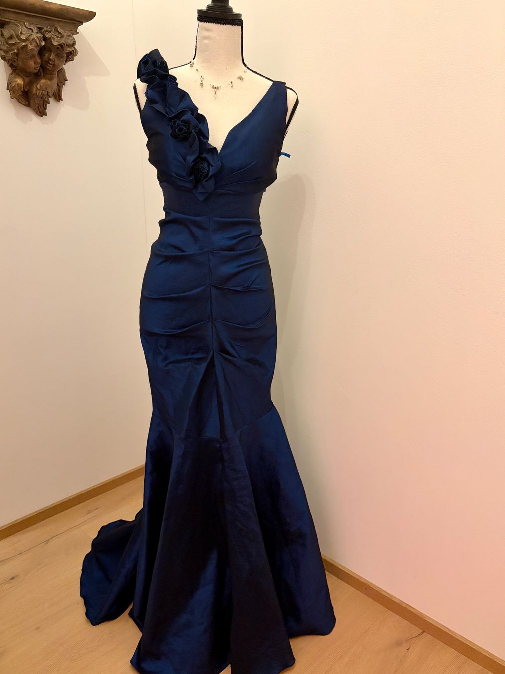 Vestiti: Abendkleid dunkelblau gerafft mit Blüten – Usato da Herisau venduto da Usuperman