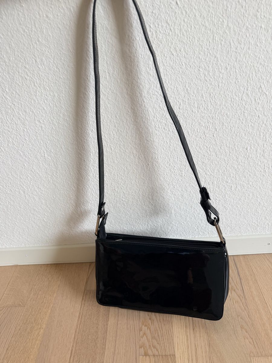 Sacs femmes: Schultertasche schwarz   – D'occasion à Rorschacherberg par pol_2pw7 7