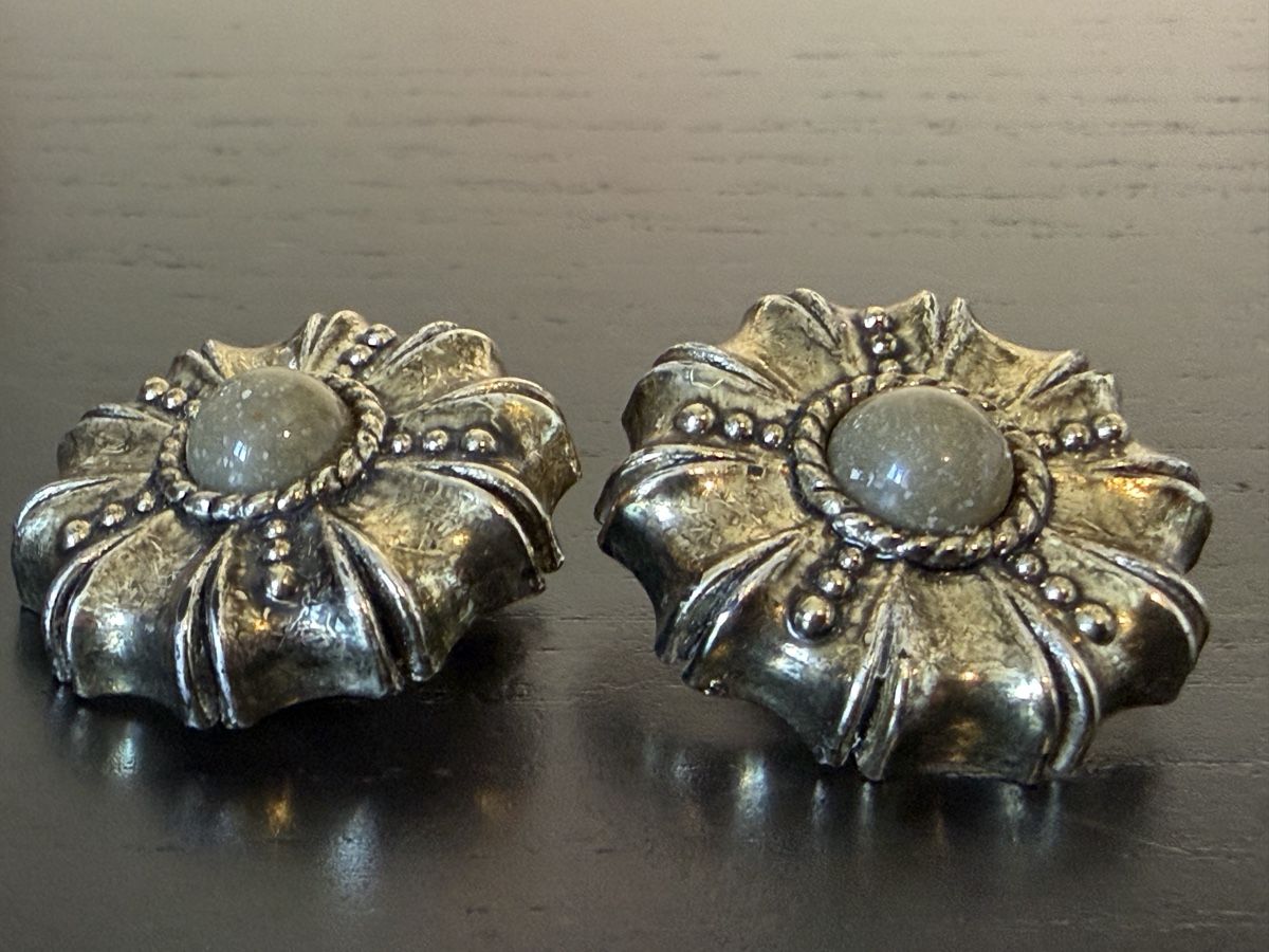 Orecchini pendenti & Orecchini a lobo: Vintage Ohrclips, oder Brosche silberfarben – Usato da Widnau venduto da kustercarmen
