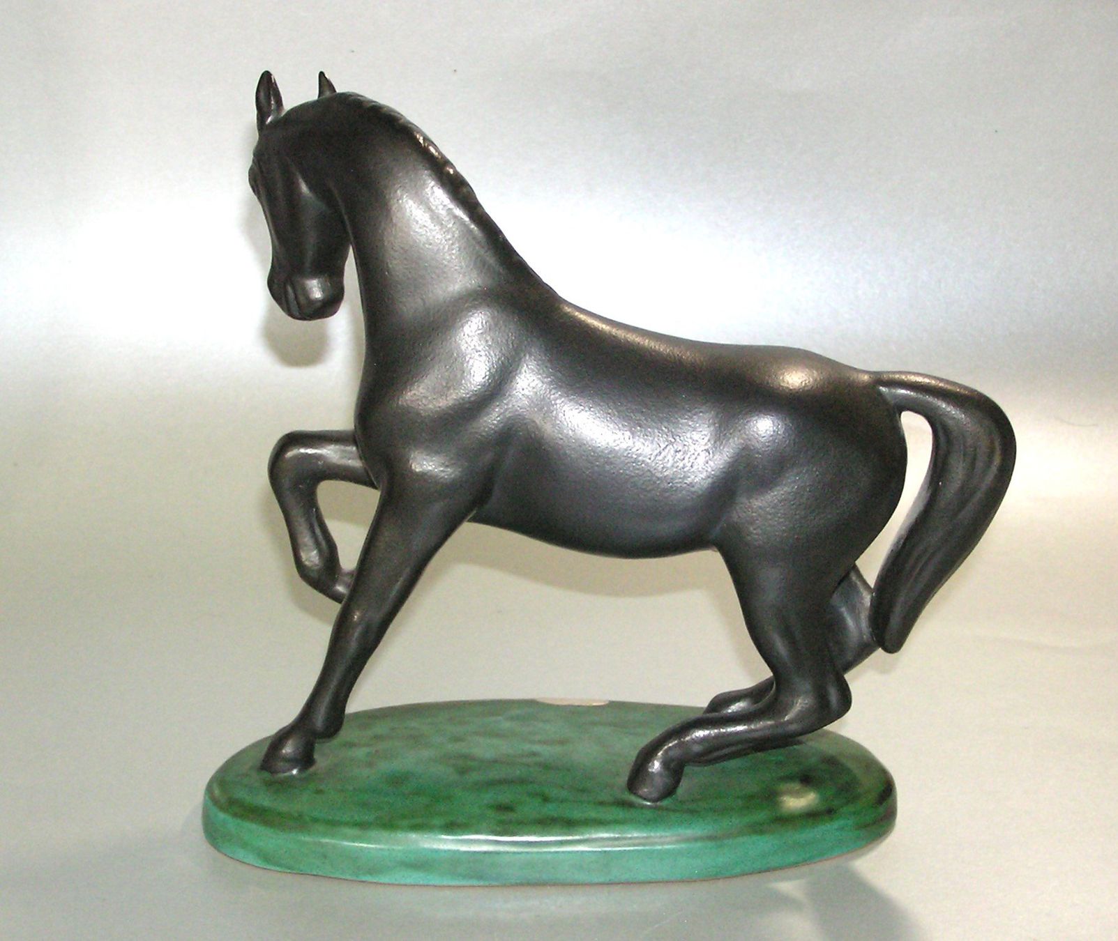 Statuette: GOLDSCHEIDER KERAMIK PFERD – Usato da Grenchen venduto da Antique-hunter 2
