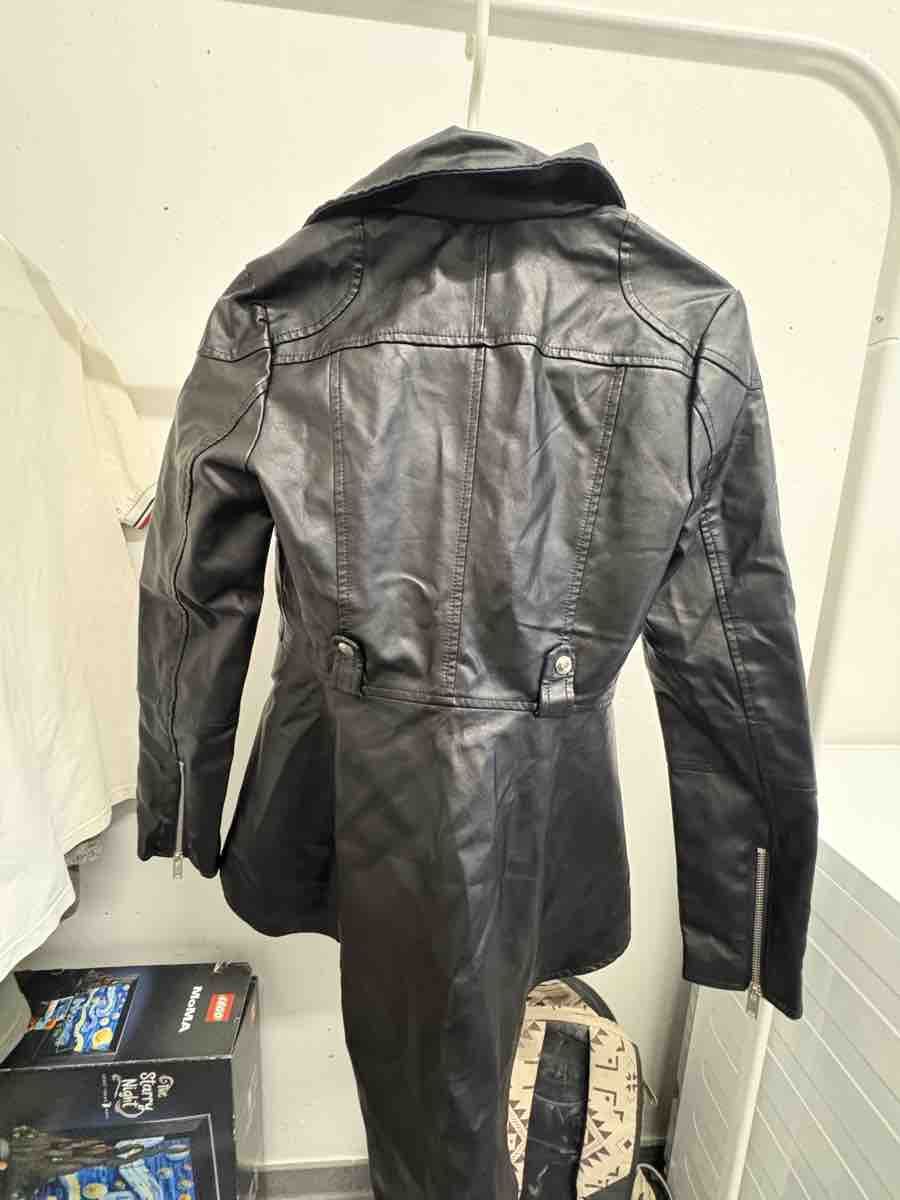Vestes: Giacca in similpelle AFTE BASIC nera, come nuova – Neuf (Voir description) à Giubiasco par mol_f9mf 3
