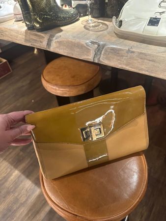 Sac pochette vernis camel & kaki, élégant et stylé!