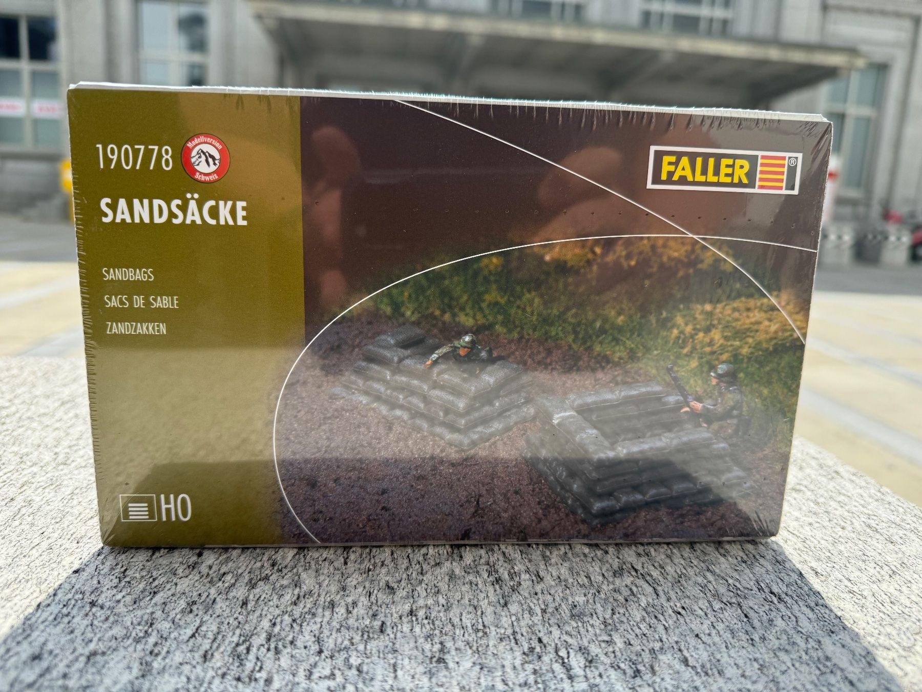 Faller Modellini di ferrovie: Faller H0 190778 Schweizer Armee Sandsäcke SWISS – Nuovo e nell'imballaggio originale da Chiasso venduto da Carrara-Modellismo