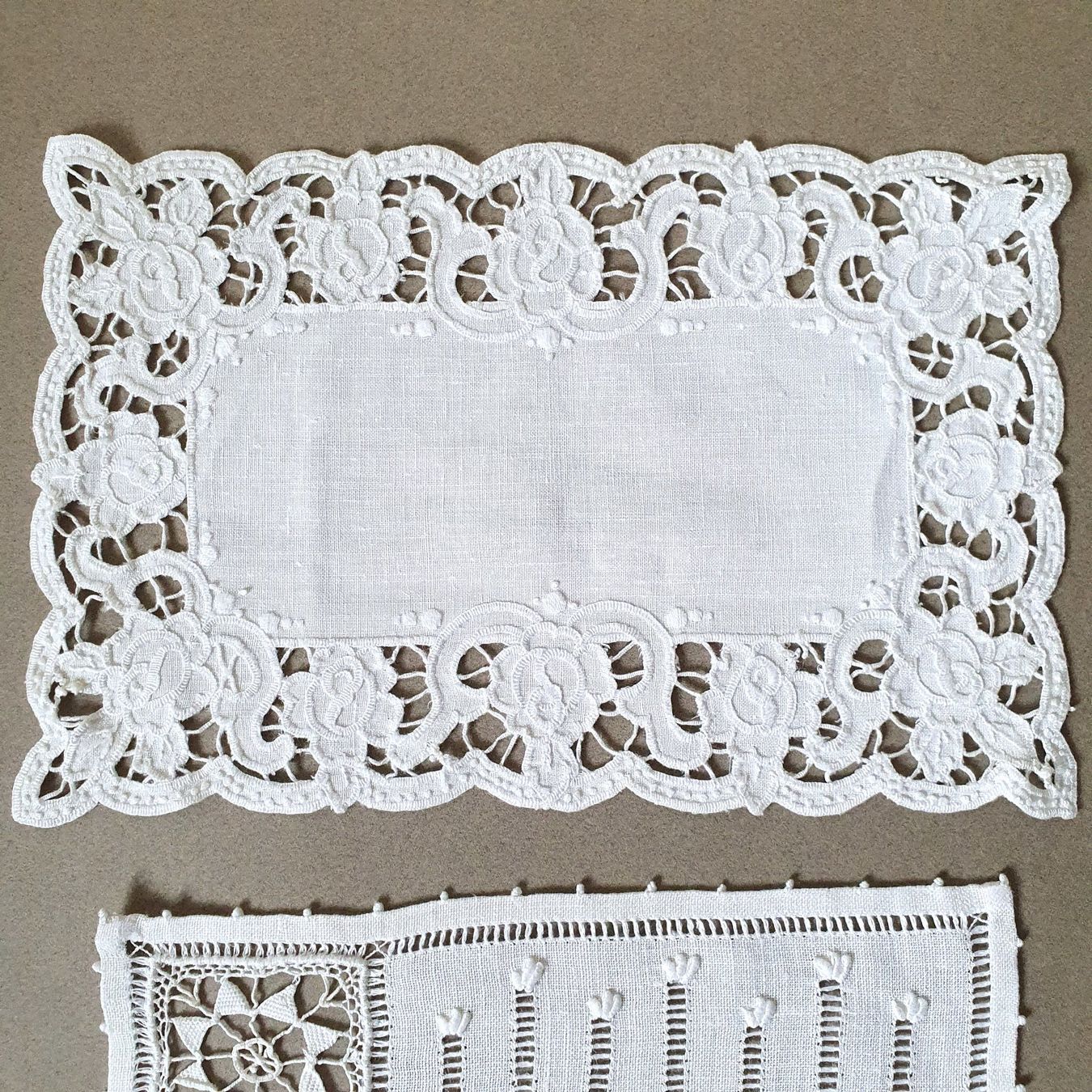 Altra biancheria da tavola: 3 anciens napperons brodés – Usato da Lausanne venduto da venise001 1