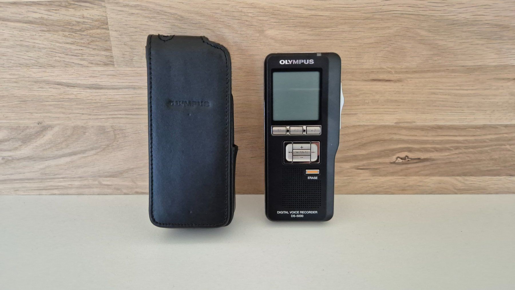 Olympus Registratori: Olympus DS-5000 Digital Voice Recorder mit Lederetui - Top – Nuovo (secondo la descrizione) da Bassersdorf venduto da retrolab 5