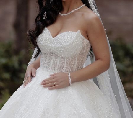 Brautkleid mit Perlen bestickt, Grösse 34-36, trägerlos