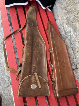 2 alte Leder Gewehr Koffer mit Trageriemen